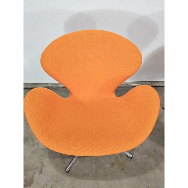 1960s Early Edition Swan Chairs by Arne Jacobsen for Fritz Hansen- a Pair For Sale In Los Angeles - Image 6 of 12