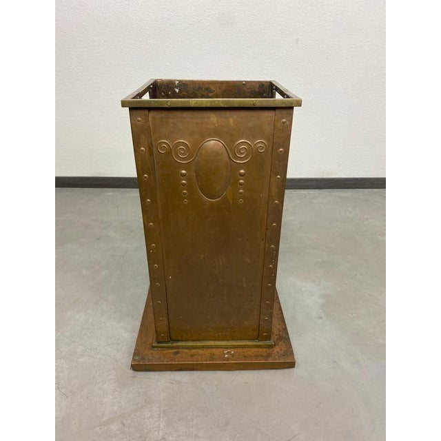 Copper Art Nouveau umbrella stand with hammered decor attr. to Otto Prutscher - Wiener Werkstätte in very good original...