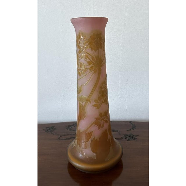 Émile Gallé (1846 - 1904) Vaso in vetro a strati di colore con lavorazione a cammeo a forma di tronco di cono, con corpo...