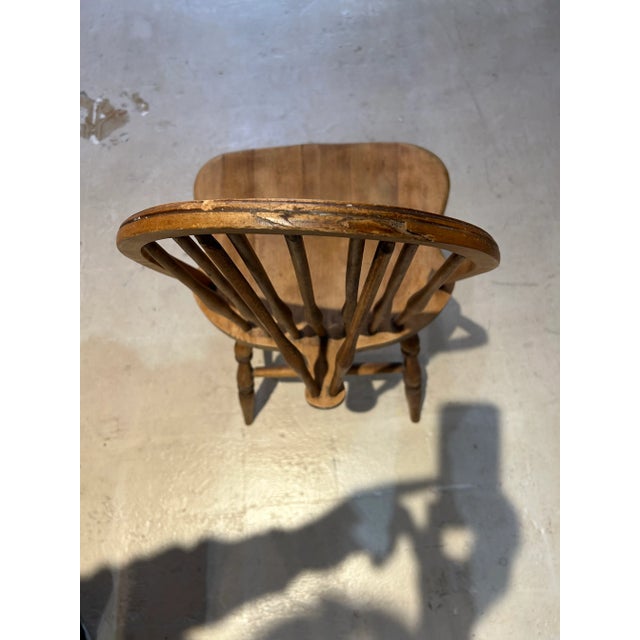 Tan 1970s American Arts and Crafts Oak Fiddleback Windsor Chair For Sale - Image 8 of 9