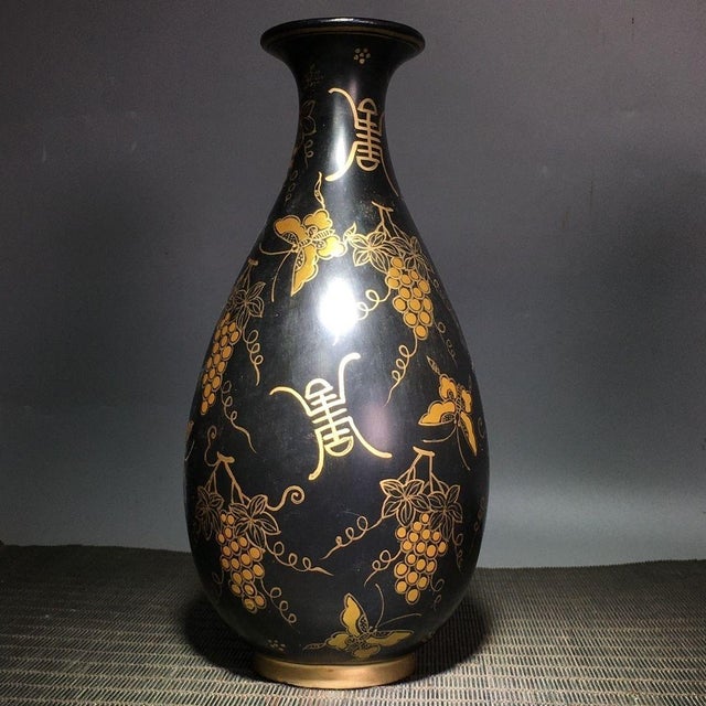 Late 20th Century Pair of Black Lacquer Vases With Gilded Grapevine Motifs For Sale - Image 4 of 6