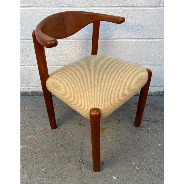 This set of vintage Dyrlund cowhorn chairs are crafted from solid teak and features a woven beige fabric seat. Please...
