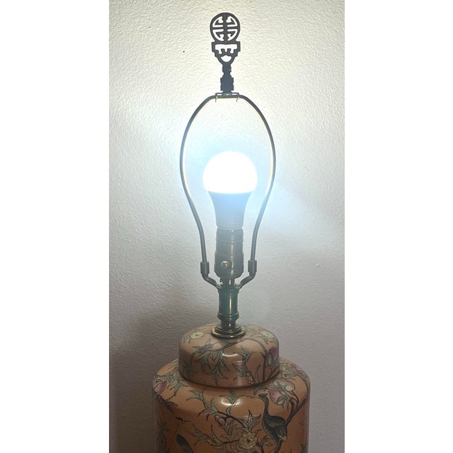 Vintage Chinoiserie Peach-Tone Tropical Images Porcelain Ginger Jar Table Lamp For Sale In Phoenix - Image 6 of 7