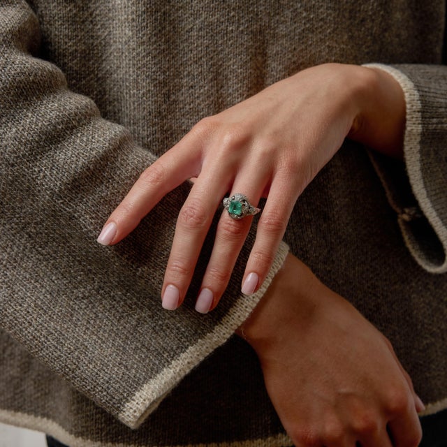 1930s 1930s Art Deco 1.50 Carat Emerald Diamond Platinum Ring, Size 7.75 For Sale - Image 5 of 6