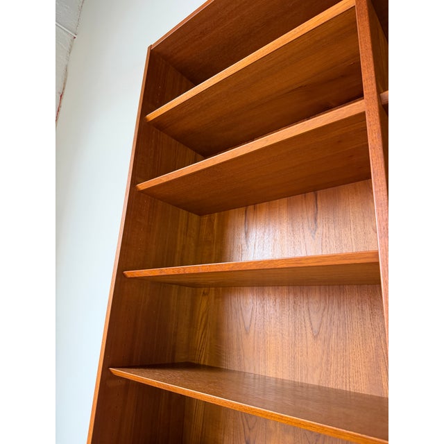 1970s 1970s Poul Hundevad Danish Mid-Century Modern Teak Bookcase – Made in Denmark For Sale - Image 5 of 15