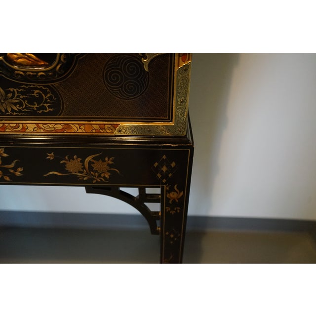 1980s Chinoiserie Style George III Lacquer Bar Cabinet From Baker's Stately Homes Collection For Sale - Image 5 of 17