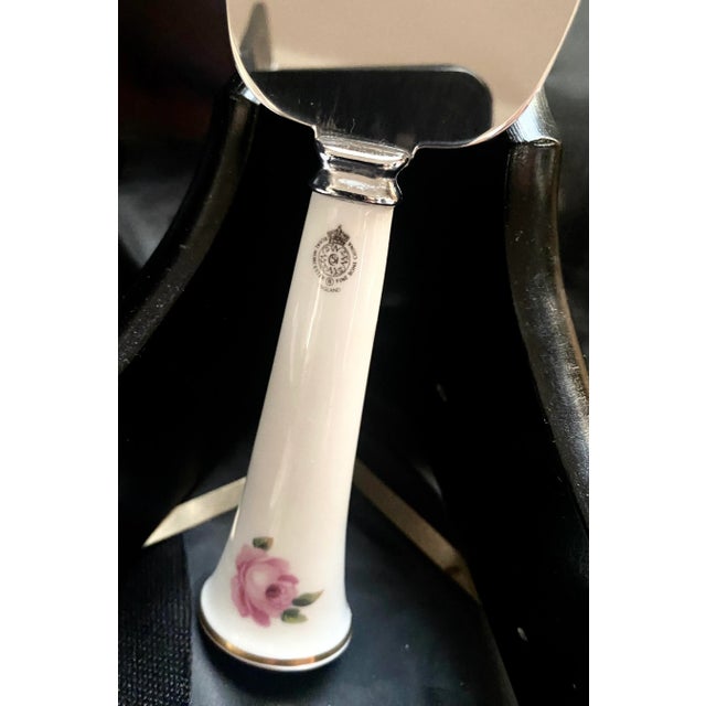 English Late 20th Century Royal Worcester Royal Garden Elgar Cake/Gateau Plate & Server- 2 Pieces Excellent Mint Condition For Sale - Image 3 of 11