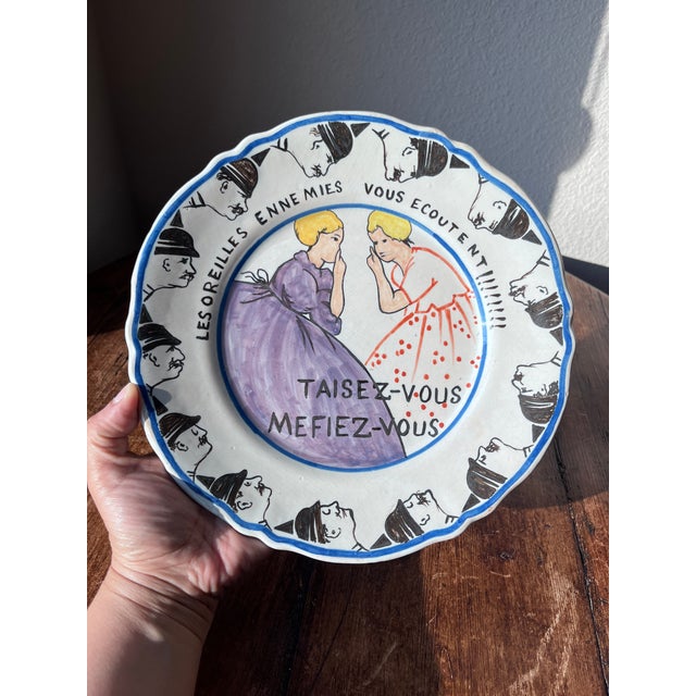 French Provincial Antique 1917 Hr Quimper Assiettes Du Cercle Du Soldat/Circle of the Soldier of the 6th Arrt Faience Plate, Taisez-Vous, Mefiez-Vous/Be Quiet, Beware For Sale - Image 3 of 8