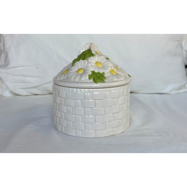 1970s Round Basket Weave White Ceramic Jewelry Box With Dimensional Daisies on Lid For Sale - Image 12 of 12