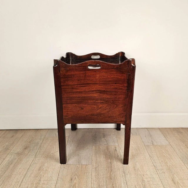 Late 18th Century George III Period Ebony Inlaid Mahogany Commode, England Circa 1790 For Sale - Image 5 of 8