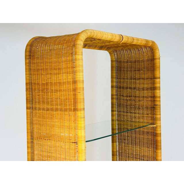 Wicker and Glass Etagere Bookcase Display Shelf Attributed to Founders, Mid Century Modern For Sale - Image 9 of 15