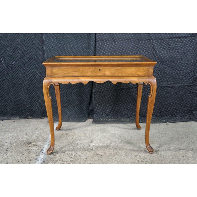 Baker Furniture Company 1970s Rare Pair Baker Furniture Queen Anne Walnut Burl Vitrine Display Accent Tables For Sale - Image 4 of 18