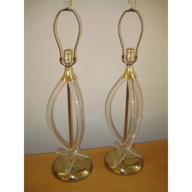 Midcentury Dorothy Thorpe Lucite helix table lamp produced in the 1960s in excellent vintage condition. These amazing...