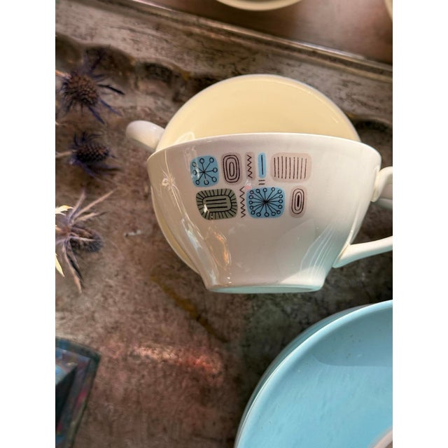 Vintage Mid-Century Modern Teacups and Saucers – “Temporama” Pattern (Unmarked) – Blue & Brown Atomic Design - 26pcs For Sale - Image 11 of 12