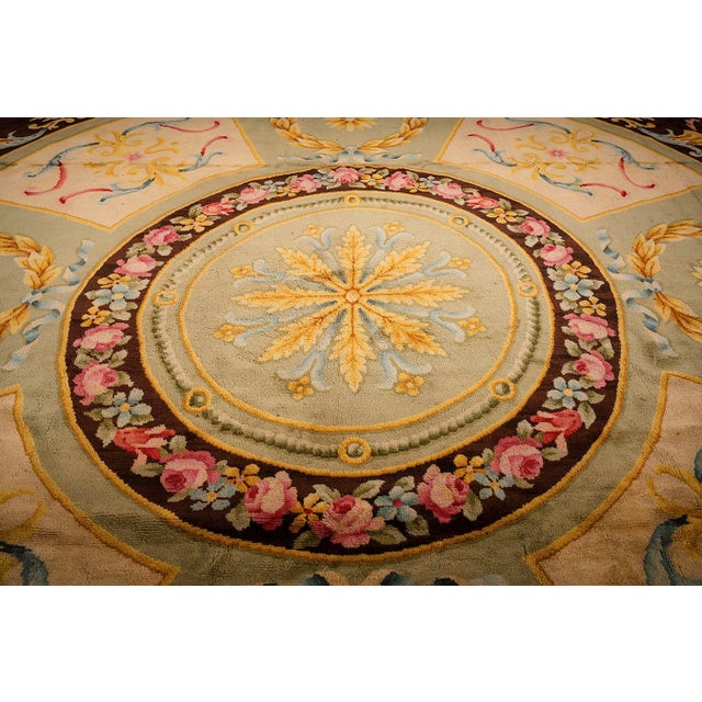 1820s Green Large-Scale Medallion Flatwoven Formal Neoclassical French Savonnerie Rug For Sale - Image 4 of 8