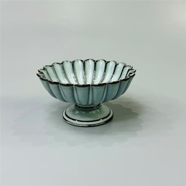 Japanese-Style Chrysanthemum-Petal Ceramic Pedestal Dish - Set of 2 For Sale - Image 4 of 8