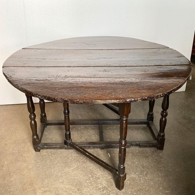Early 18th Century English William and Mary Oak Drop-Leaf Double Gateleg Table For Sale - Image 5 of 12
