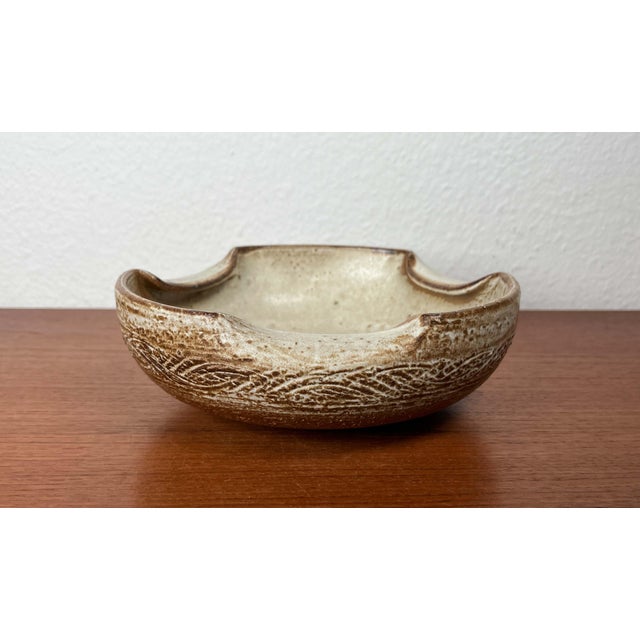 Beige Mid-Century Modern Danish Studio Pottery Bowl by Aksel Larsen for Axella, 1960s For Sale - Image 8 of 16