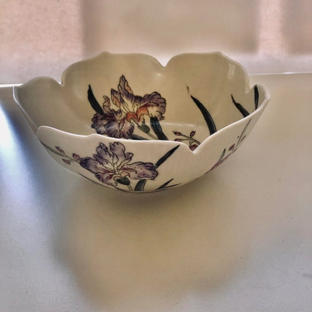 1990s Vintage Light Purple Lily Design Decorative Bowl For Sale - Image 5 of 5