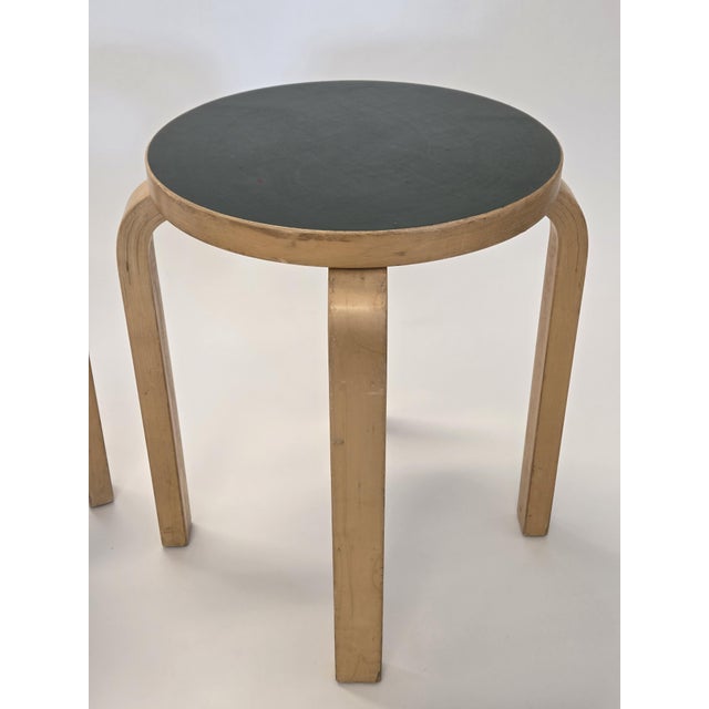 E60 Stools in Green Linoleum by Alvar Aalto for Artek, Finland, 1960s, Set of 2 For Sale - Image 6 of 15