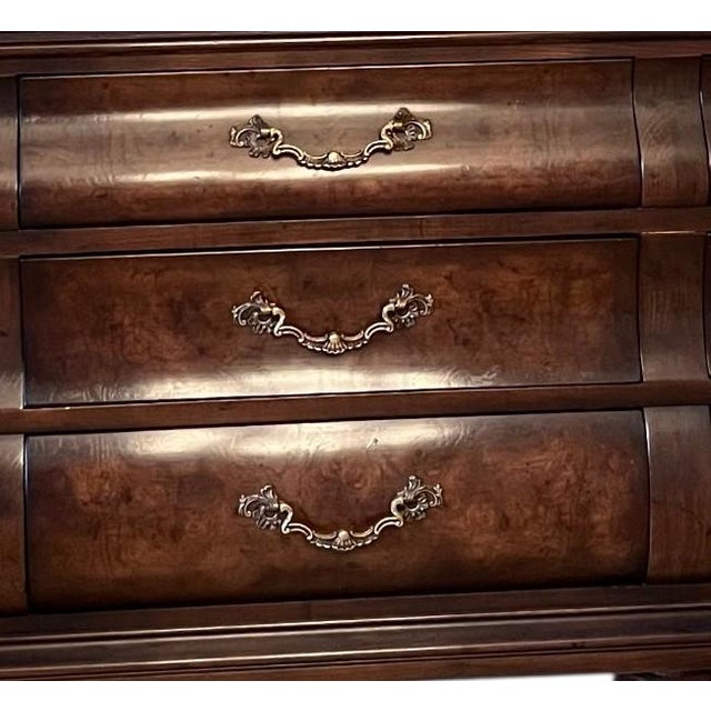 French 1980s Henredon Four Centuries Louis XV Breakfront China Cabinet Hutch Burlwood Bombe For Sale - Image 3 of 14