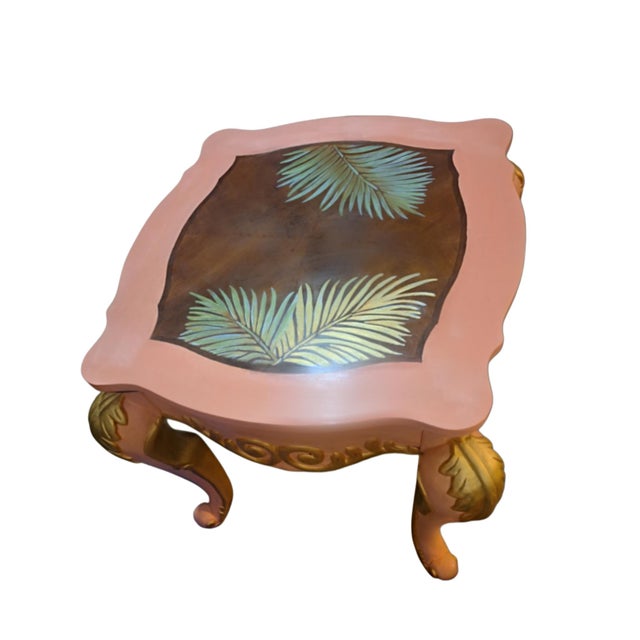 1950s Palm Beach Regency Side Table – Pink & Gold Hollywood Regency Accent Table – Hand Painted Tropical Palm Design – Vintage Glam For Sale - Image 5 of 10
