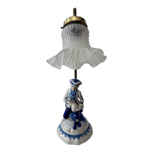 Vintage Mid-Century Porcelain Colonial Figurine Lamp With Frosted Ruffled Glass Shade For Sale