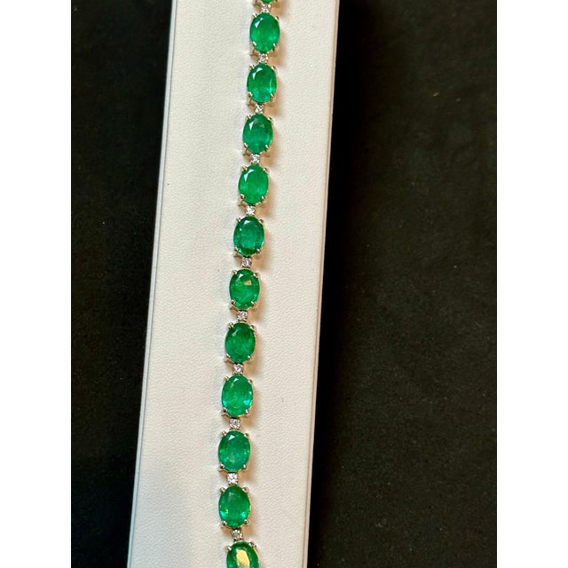 22 Carat Natural Brazilian Emerald & Diamond Tennis Bracelet 14 Kt Yellow Gold For Sale - Image 4 of 18