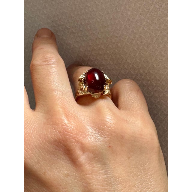 10.5 Carat Oval Garnet Cabochon 14 Karat Yellow Gold Cocktail Ring Vintage For Sale - Image 12 of 18