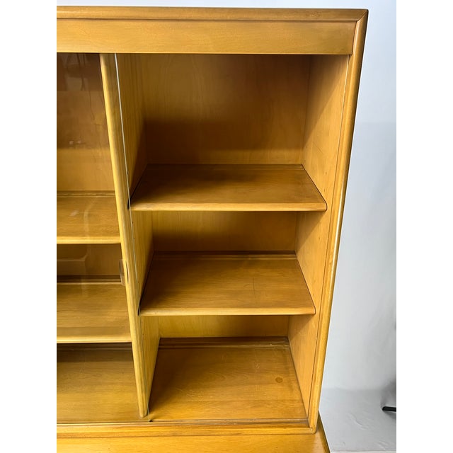 Mid-Century Modern Heywood-Wakefield Wheat "Encore" Solid Birch China Cabinet & Hutch – Model M593 (1952) For Sale - Image 16 of 18