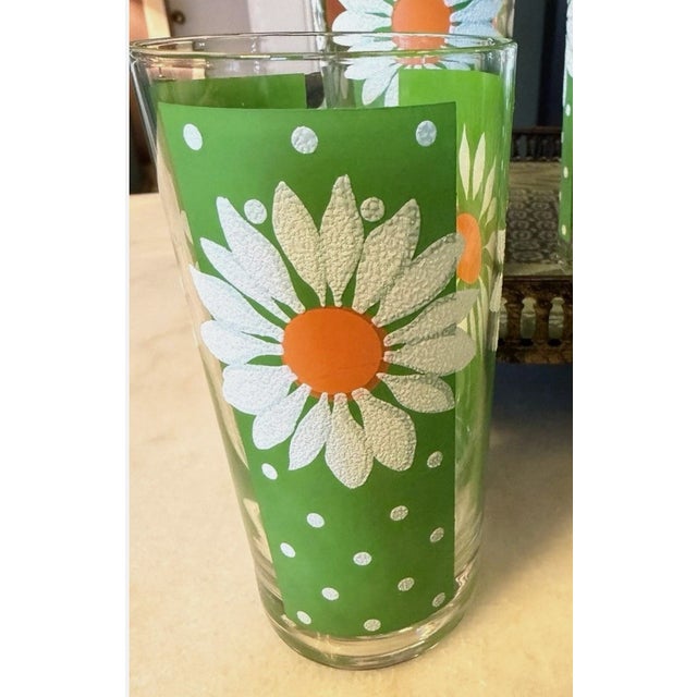 Vintage 1960s Pasinski Signed Daisy Glasses Set of 8 With Metal Caddy Crate For Sale - Image 6 of 11
