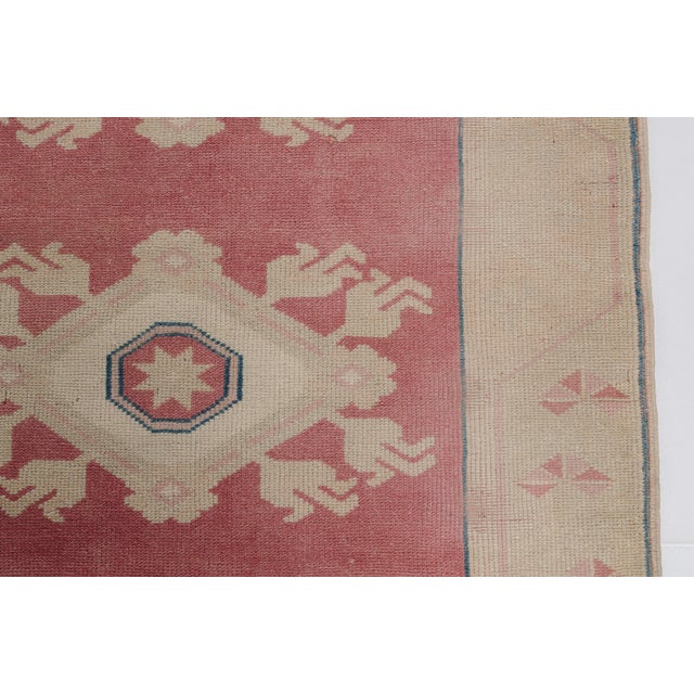 1960s Hand-Knotted Medallion Rug in Rose and Ivory Rug For Sale - Image 10 of 10