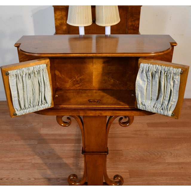1900s Antique English Hepplewhite Burl Walnut & Leather Top Carlton Writing Desk For Sale - Image 14 of 18