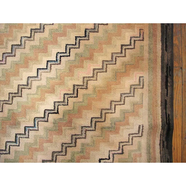 1925s Ivory Cream Zigzag Modern Antique American Hooked Rug Hand Knotted Pile Rug 4'5" X 6'4" Wool Carpet For Sale In New York - Image 6 of 6