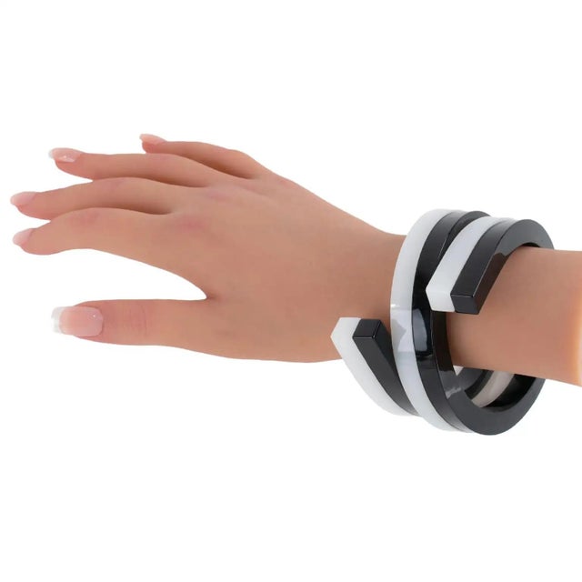 Mid-Century Modern Black and White Multi-Layer Lucite Coiled Bracelet Bangle For Sale - Image 3 of 11