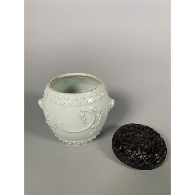 Ceramic White Dehua porcelain incense burner from the Kangxi period (1661-1722) For Sale - Image 7 of 10