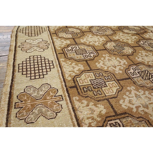 Chinese 1920s Tan Beige Geometric Antique Chinese Khotan Rug 4'8"x 8'2" Handknotted Wool Carpet For Sale - Image 3 of 6