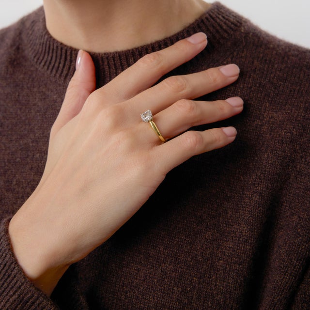 This vintage Mayor’s engagement ring is a timeless expression of elegance and precision. At its center rests a GIA...