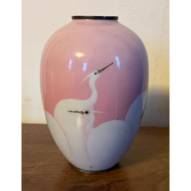 Antique 19th Century Japanese Meiji Wireless Cloisonne Bird Vase Decorated With Egrets or Cranes in Pink and White Enamels For Sale - Image 10 of 16