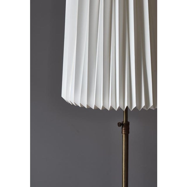 Gold Modern Scandinavian Brass and Oakwood Floor Lamp with Le Klint Shade, 1950s For Sale - Image 8 of 18
