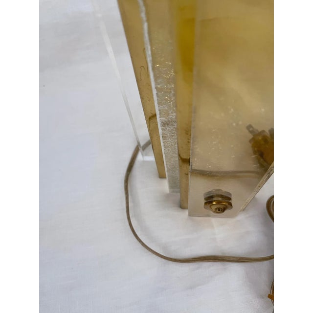 Vintage Art Deco/Hollywood Regency Lucite/Brass Table Lamp For Sale In Palm Springs - Image 6 of 9