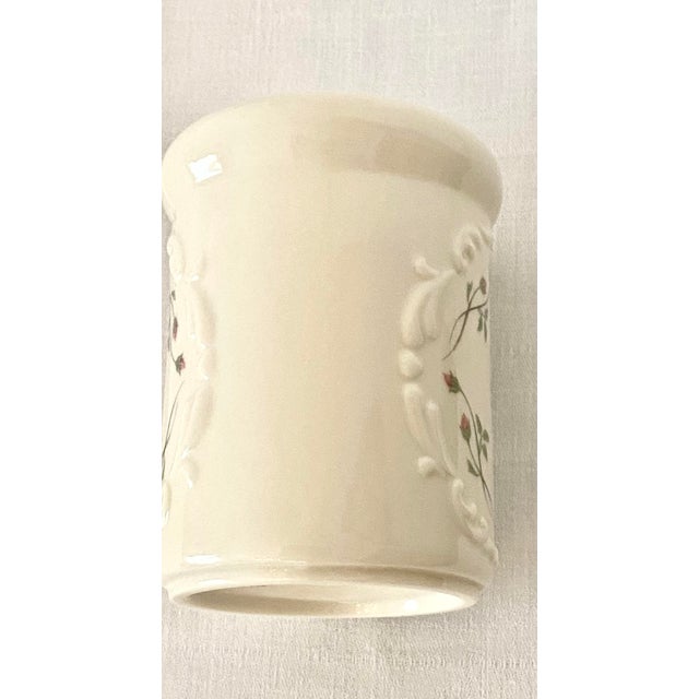Late 20th Century Lenox Rose Manor Porcelain Toothbrush Holder Cream Ivory Pink Floral Excellent Condition For Sale - Image 10 of 12