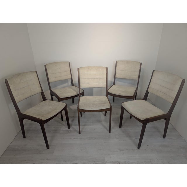 Danish Mid-Century Style Teak Chair from the 1960s/1970s This stylish, vintage teak chair from the 1960s/1970s features a...