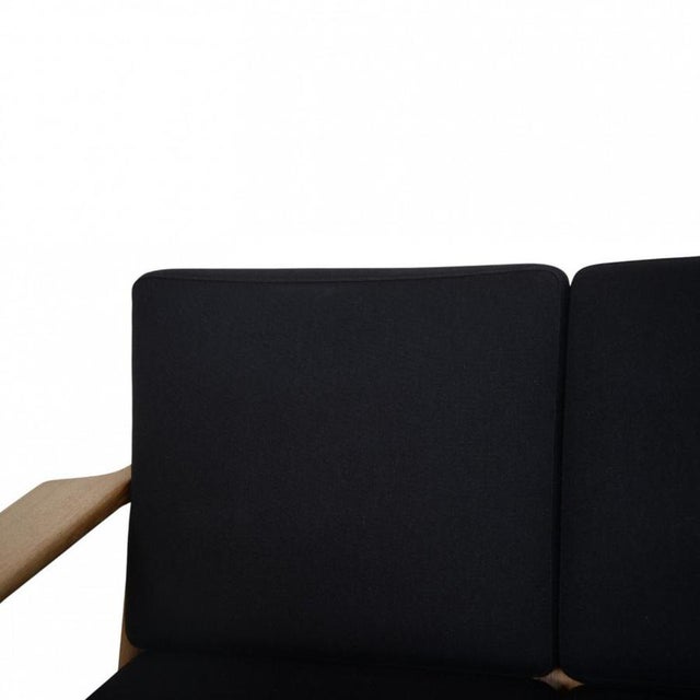 GE290 Three-Seater Sofa in Oak and Black Fabric by Hans Wegner, 2000s For Sale - Image 3 of 18