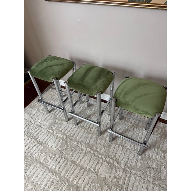 Cal-Style Mid 20th Century Modernist Cal-Style Chrome Counter Height Bar Stools With Velvet Green Seats - Set of 3 For Sale - Image 4 of 12