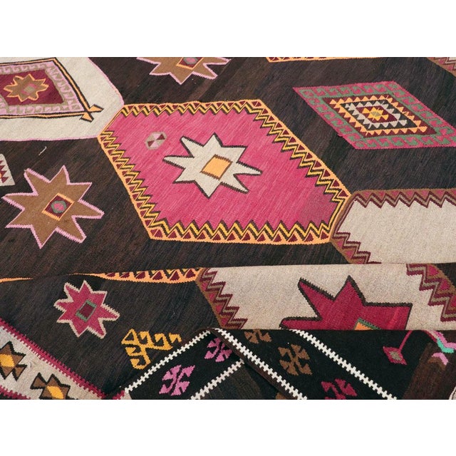 Textile Galerie Shabab Collection Mid-20th Century Handmade Turkish Tribal Flatweave Kilim Room Size Carpet For Sale - Image 7 of 8