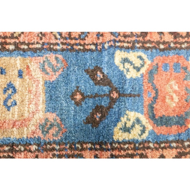 A large town in the Greater Hamadan Weaving Area, specializing in single-wefted scatters, room sizes, gallery carpets,...