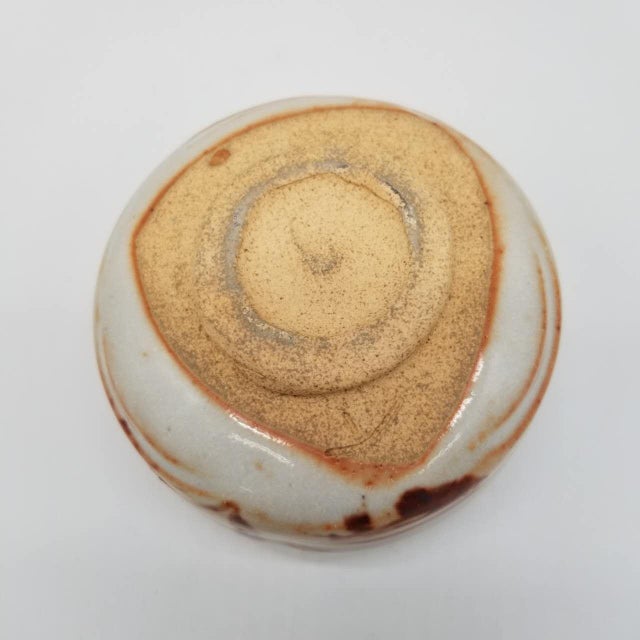 Cream Vintage Japanese Mino Ware Chawan by Shuichi Sawada With Tomobako For Sale - Image 8 of 14