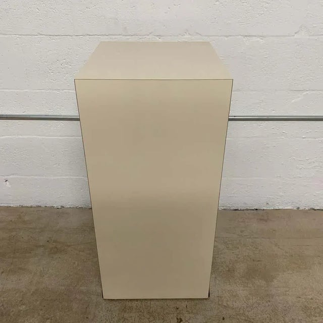 Mid-Century Modern 1980s Postmodern Cream Formica Pedestal Side Display or End Table For Sale - Image 3 of 8
