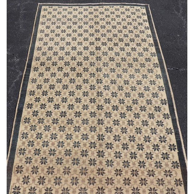 Tribal Vintage Turkish Oushak Rug With Latticework and Poinsettia Shapes 4'4 X 9'9 For Sale - Image 3 of 15